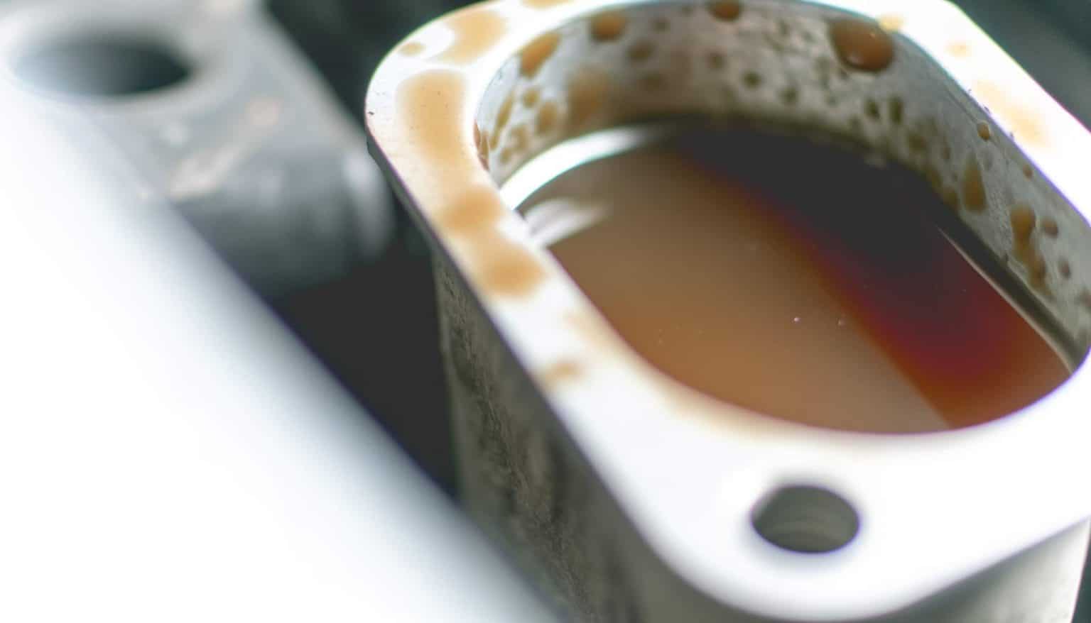 Identifier les signes d'un liquide de refroidissement marron