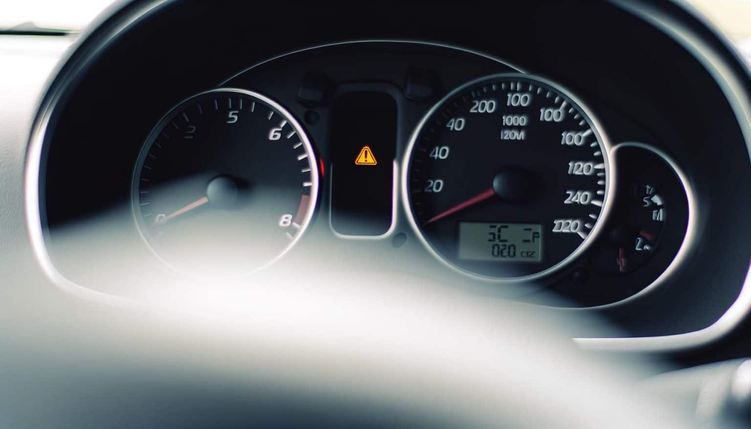 Voyant moteur allumé sur Seat Ibiza : que faire ?